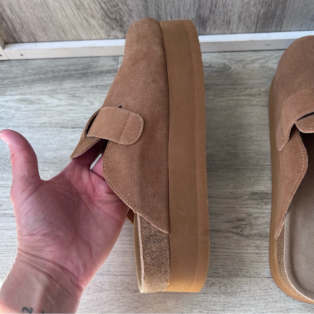 Cushionaire Platform Clogs Women’s 9 Camel Footbed Neutral Minimalist Fall New - Picture 5 of 10